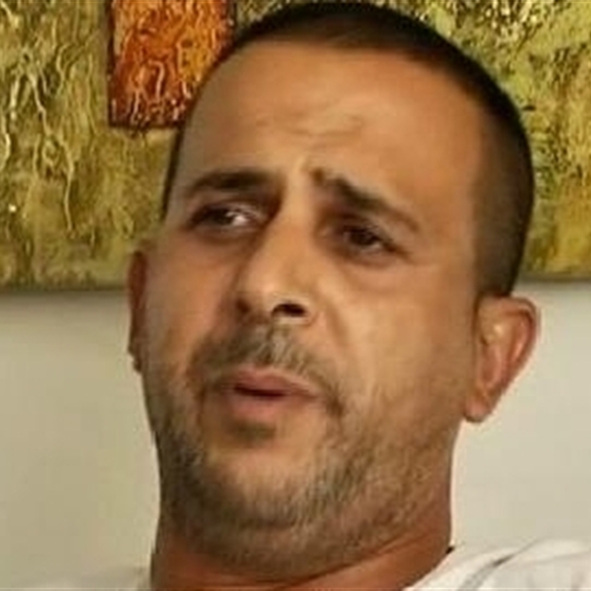 תיעוד: שוטרים חובטים בנכה אזוק ומרססים גז פלפל על בנו בן ה-12